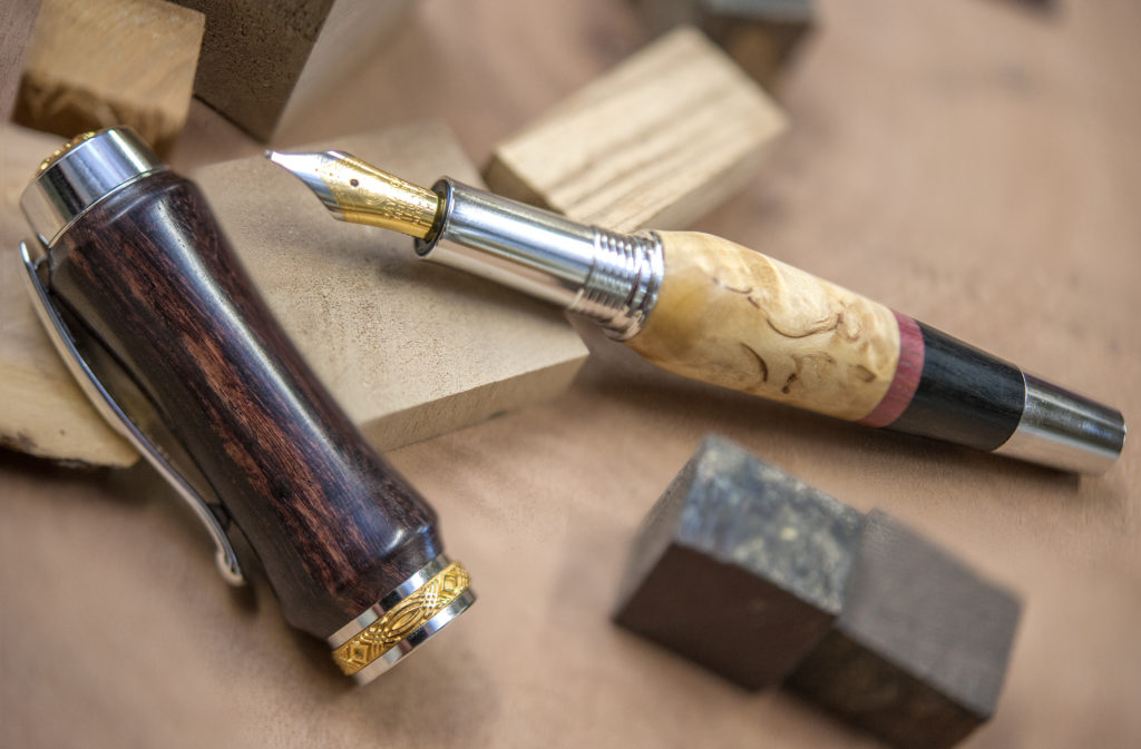 Image décrivant l'exposant : LE STYLO ET LE BOIS